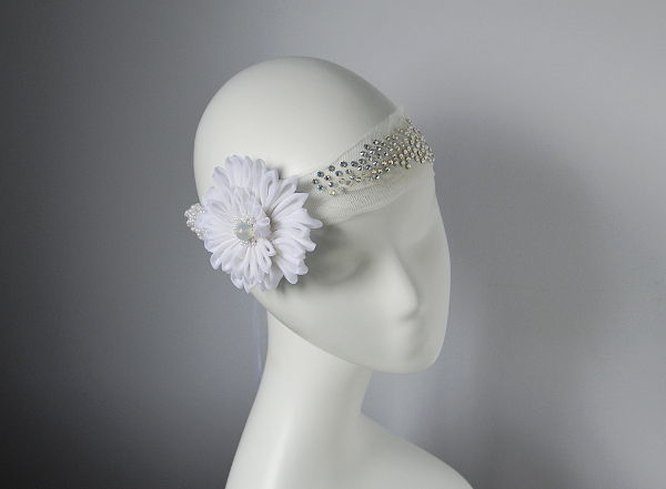 opaska na głowę z białym kwiatem i perełkami na ślub, dodatki ślubne do sukni ślubnej